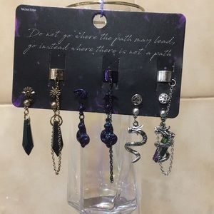 Hot topic!! Packet of earrings.